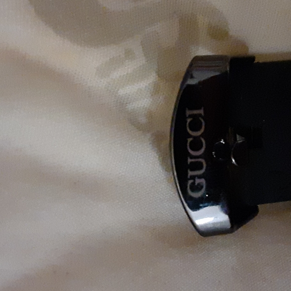 A beautiful gucci watch black with red a green. Face - Picture 4 of 4